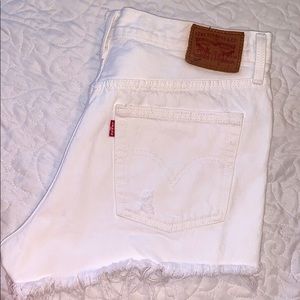 White levi’s 501 shorts